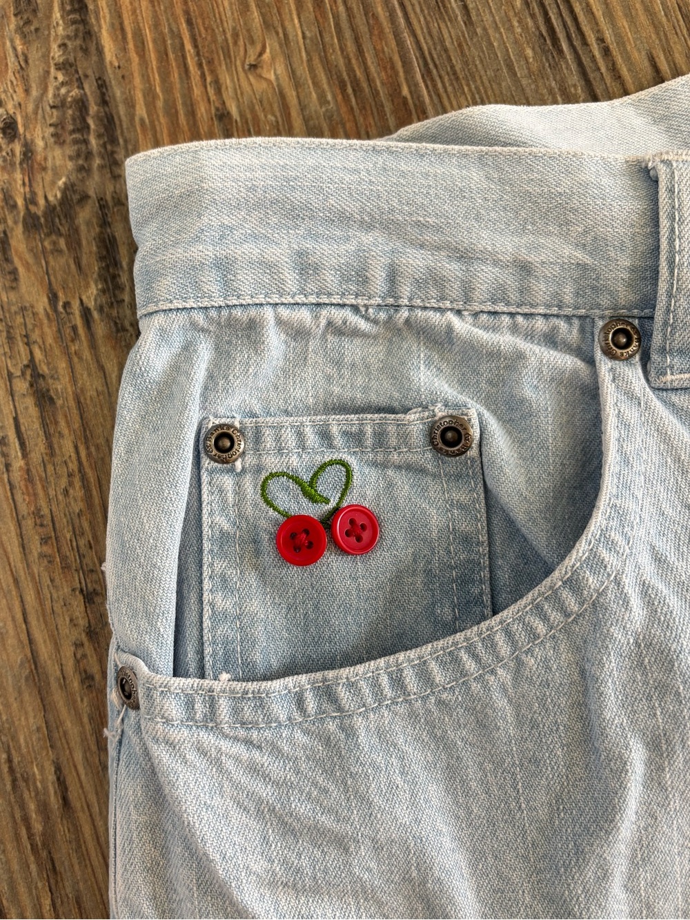 Y2K Christopher & Banks Lt Wash Denim Capris 10 Cherry Embroidered Buttons 2008 - Picture 10 of 13